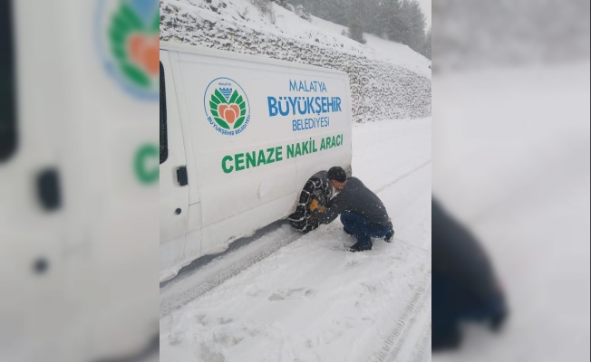 Mezarlıklar Müdürlüğünün zorlu kar mesaisi