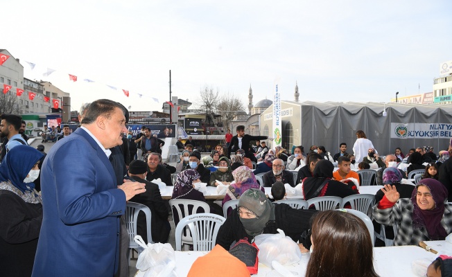 5000 Kişilik İftar Yemeği Dağıtılıyor