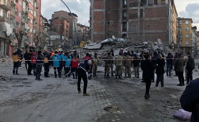 Malatya'da 5 katlı bina çöktü!