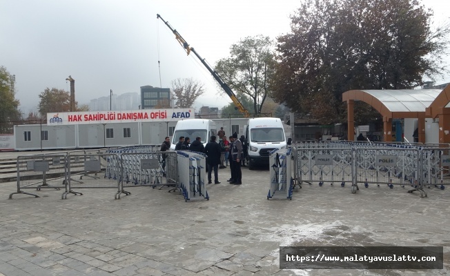 Düzensiz Göçmenler Sınır Dışı Ediliyor