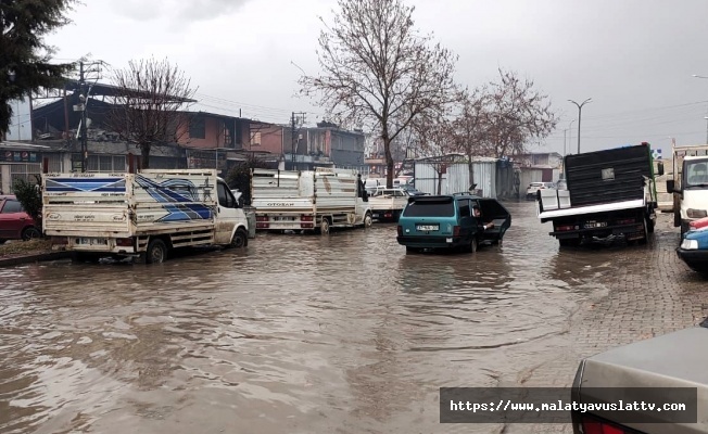 Malatya'da Yağmur Sonrası Sokaklarda İlerlemek Çileye Dönüştü