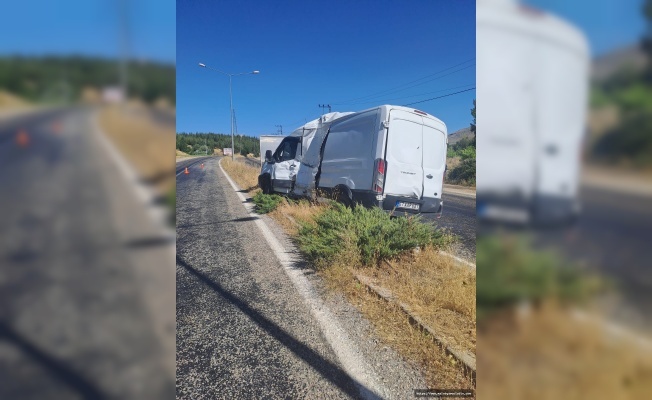 Malatya'da Otobüs İle Kamyonet Çarpıştı, 1 Yaralı