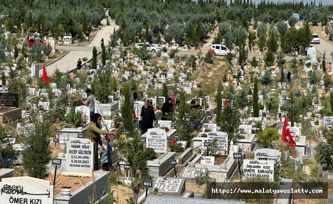 Mezarlıklarda Acı ve Hüzün Bir Arada