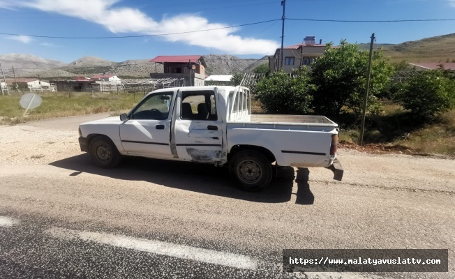 Motosiklet ile Kamyonet Çarpıştı: 1 Yaralı