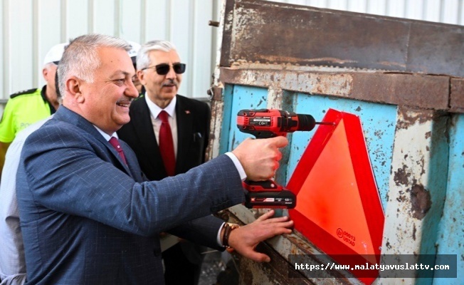 Traktör Sürücülerine Reflektör Dağıtıldı