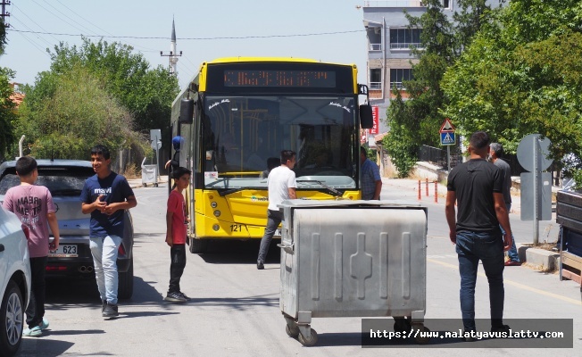 Mahalleye Gelen Otobüs Kaldırılınca Vatandaş Yolu Kesti