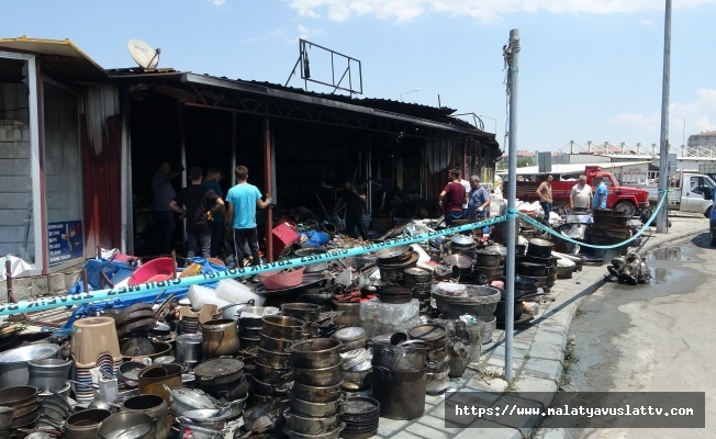 Yangının Ardından Mallarını Kurtarmaya Çalıştılar