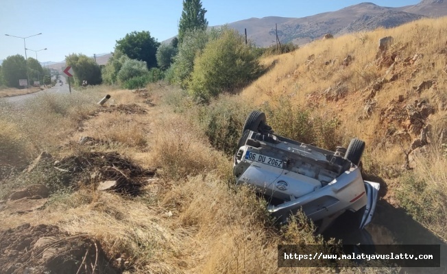 Malatya'da Otomobil Şarampole Devrildi