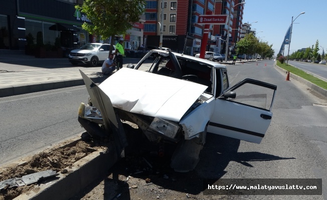 Refüje Çarpan Tofaş Kağıt Gibi Dağıldı: 6 Yaralı