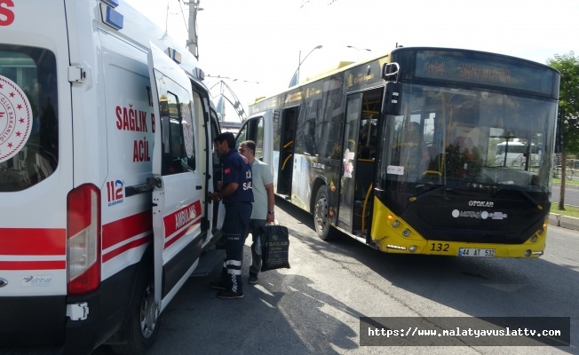 Yolcu Otobüsü ile Hafif Ticari Araç Çarpıştı: 2 Yaralı