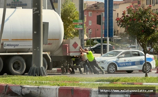 Yolda Kalan Yakıt Tankerinin İmdadına Polis Ekipleri Yetişti