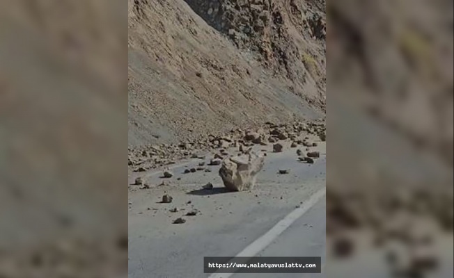 Deprem Anında Kayalar Koptu