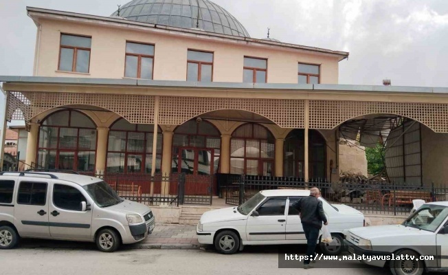 Depremde Hasar Alan Tarihi Camiler Ayağa Kaldırılıyor