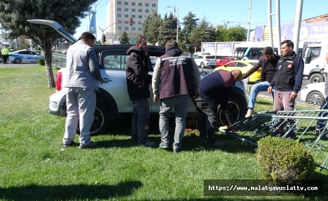 Sürücü Yolu Karıştırdı, Araç Korkuluklara Saplandı