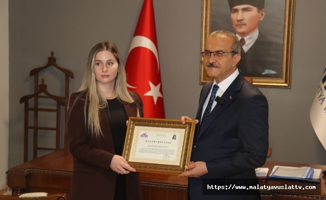 Vali Yavuz'dan Şura Öğretmene Başarı Ödülü