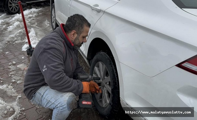 Malatya’da Kar Yağdı, Lastikçilerde Kuyruk Oluştu