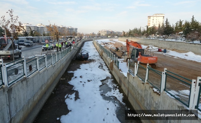 Sulama Kanalına Düşen Otomobilin Sürücüsü Yaralandı