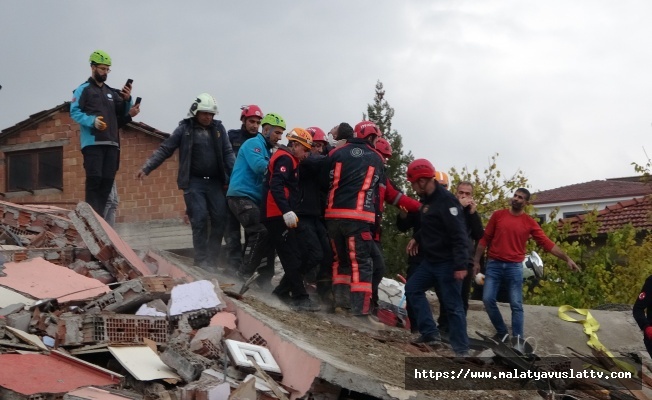 Enkaz Altında Kalan Kepçe Operatörü Çıkarıldı