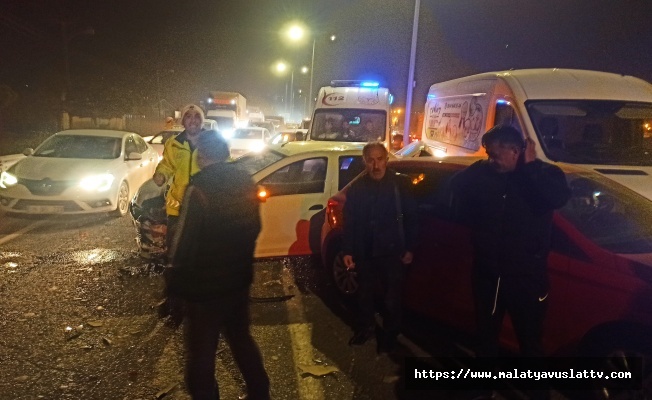 Zincirleme Trafik Kazasında 2 Kişi Yaralandı