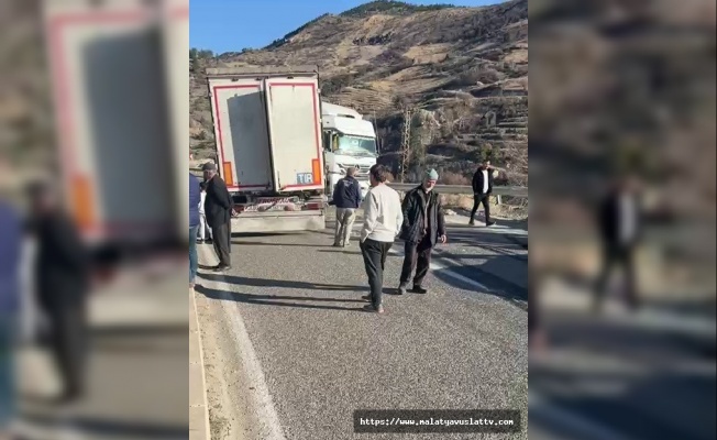 Direksiyonu Kilitlenen Tır Yolu Kapattı