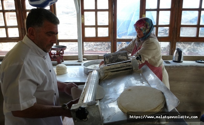 Depremzede Esnaf Tandır Ekmeği Geleneğini Sürdürüyor