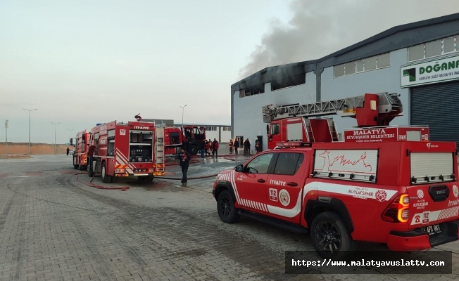 Yeşilyurt'ta Fabrika Yangını İtfaiye Ekiplerince Söndürüldü