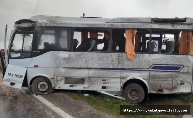 Balıkesir'de İşçi Servisi Devrildi: 18 Yaralı