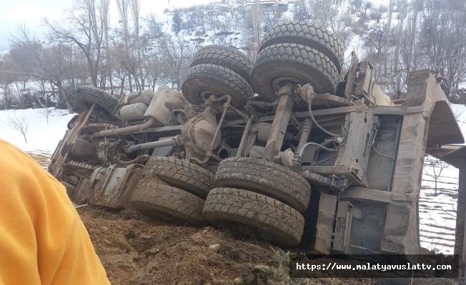 Hafriyat Kamyonu Şarampole Devrildi: 1 Yaralı