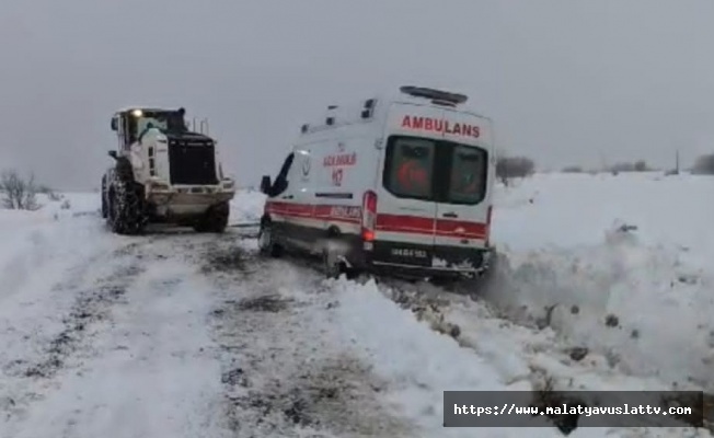 Hasta Almaya Giderken Kara Saplanan Ambulansı Ekipler Kurtardı