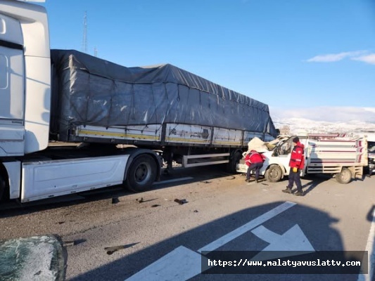 Malatya'da Tır İle Kamyonet Çarpıştı