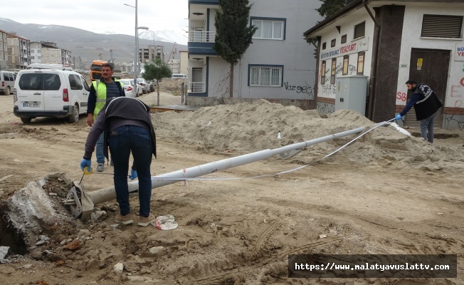 Aydınlatma Direği Üzerine Düşen İşçi Yaralandı