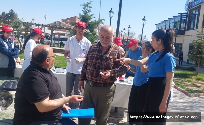 Akçadağ#039;da Öğrenciler, Halkın Şeker ve Tansiyonunu Ölçtü
