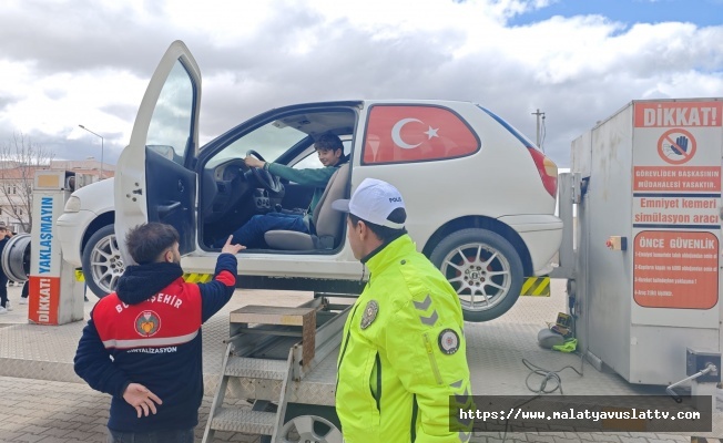 Malatya#039;da Öğrencilere Simülasyonla Emniyet Kemeri Farkındalığı