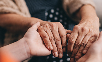 Alzheimer Hastasına Bakım Veren Depresyona Giriyor!