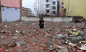 Çocuğunun Cansız Bedeniyle Kurtarılmayı Bekledi