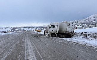 Malatya'da Makas Kıran Tırın Sürücüsü Yaralandı