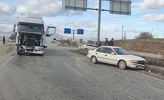 Malatya’da Kamyon İle Otomobil Çarpıştı: 1 Yaralı