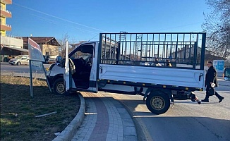 Kontrolden Çıkan Kamyonet Kaldırıma Çıktı: 1 Yaralı