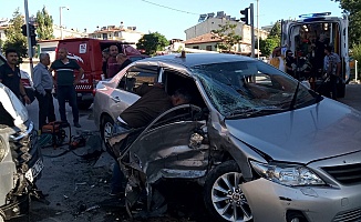Çekici İle Çarpışan Otomobil Hurdaya Döndü: 2 Yaralı