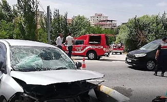 Otomobil Bariyerlere Çarptı, 3 Kişi Yaralı