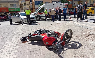 Otomobil ile Çarpışan Motosikletin Sürücüsü Yaralandı