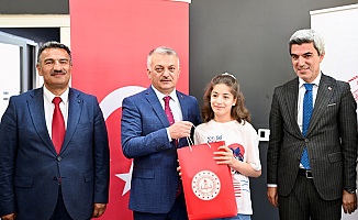 Vali Yazıcı Bursluluk Sınavında Tam Puan Alan Öğrencilerle Bir  Araya Geldi