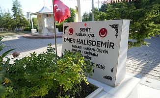 Şehit Ömer Halisdemir'in Kabri Ziyaretçi Akınına Uğruyor