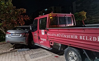 İtfaiye Aracı CHP İl Başkanı Barış Yıldız'ın Otomobiline Çarptı