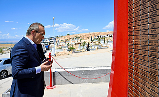 Vali Seddar Yavuz’dan Deprem Şehitliğine Ziyaret