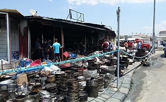 Yangının Ardından Mallarını Kurtarmaya Çalıştılar