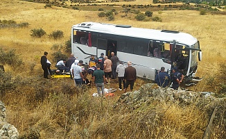 Düğün Yolu Faciaya Dönüştü: 20 Kişi Yaralandı