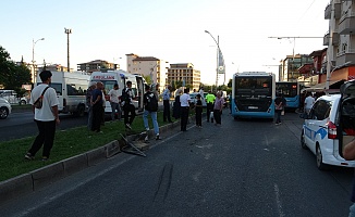 Kontrolden Çıkan Araç Otobüse Çarptı