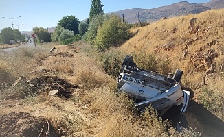 Malatya'da Otomobil Şarampole Devrildi