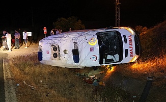 Ambulans Şarampole Devrildi: 3 Kişi Yaralı